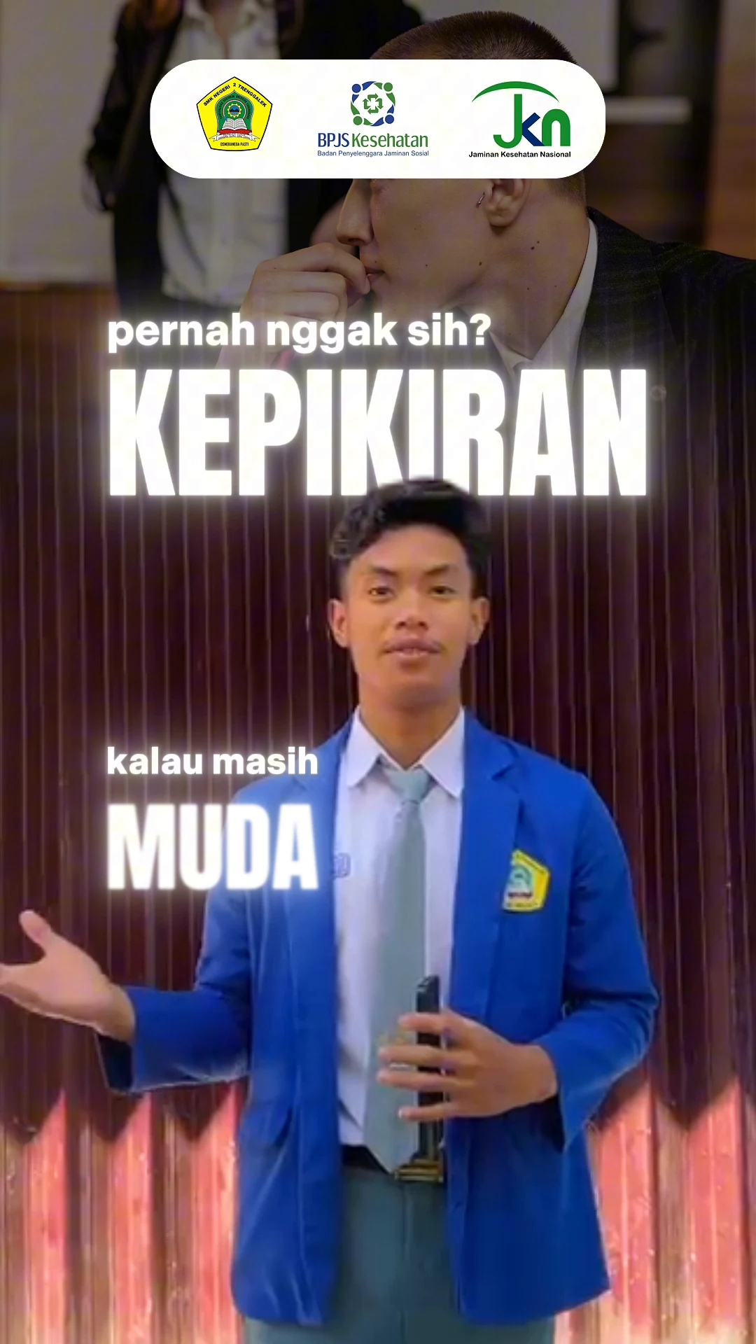 Cuplikan hook video dengan split cutaway visual 'pernah nggak sih? KEPIKIRAN' di atas pembicara.