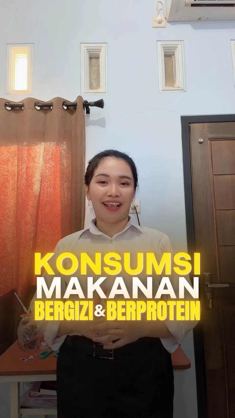 Cuplikan adegan pembuka video edukasi kesehatan ibu hamil dengan gestur penyampaian informatif.