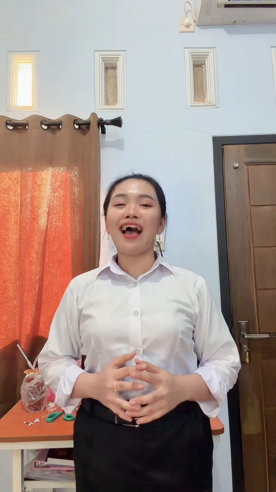 Cuplikan komposisi split screen b-roll sayuran segar dan daging berprotein tinggi.