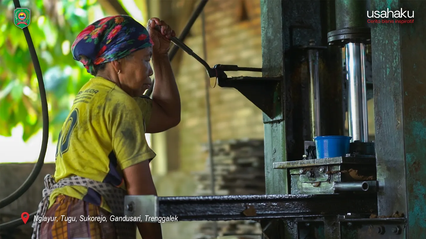 Visual pendukung Genteng Nglayur memperlihatkan suasana pabrik dan susunan genteng tradisional.