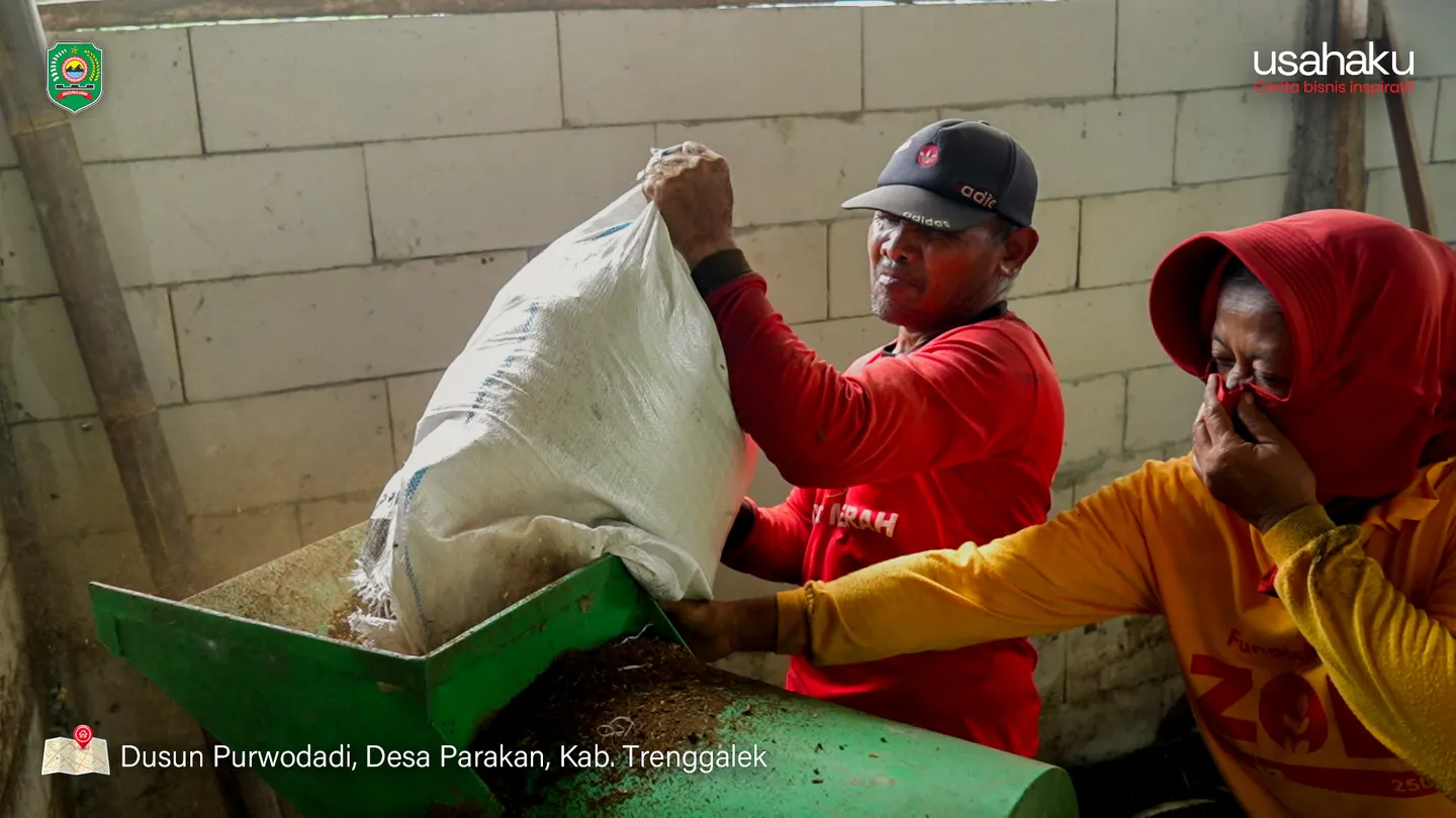 Visual pendukung Pembuatan Pupuk Kompos menampilkan pencampuran kompos di lapangan.