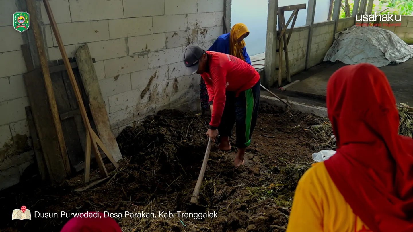 Visual pendukung Pembuatan Pupuk Kompos memperlihatkan tumpukan pupuk organik siap pakai.