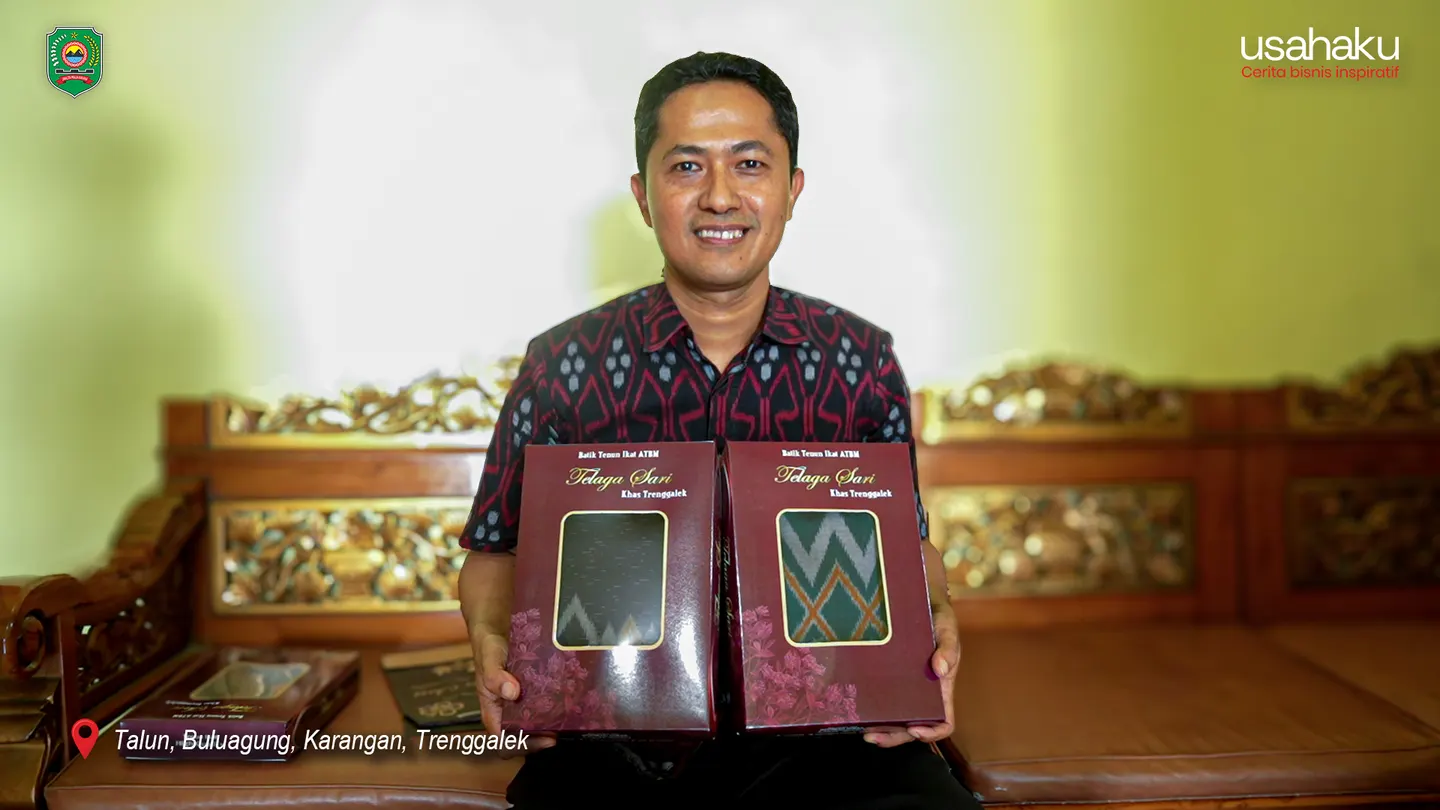 Visual pendukung Tenun Ikat Telaga Sari memperlihatkan detail helai benang pada alat tenun.