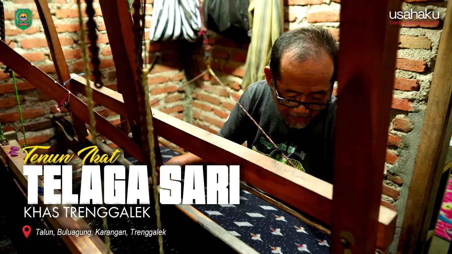 Thumbnail YouTube Tenun Ikat Telaga Sari menampilkan perajin wanita di depan alat tenun bukan mesin.
