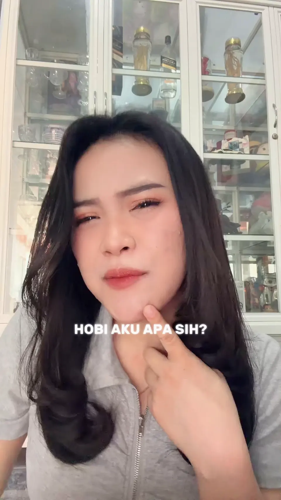 Cuplikan adegan pembuka video perkenalan talenta dengan ekspresi ramah dan penataan cahaya natural.