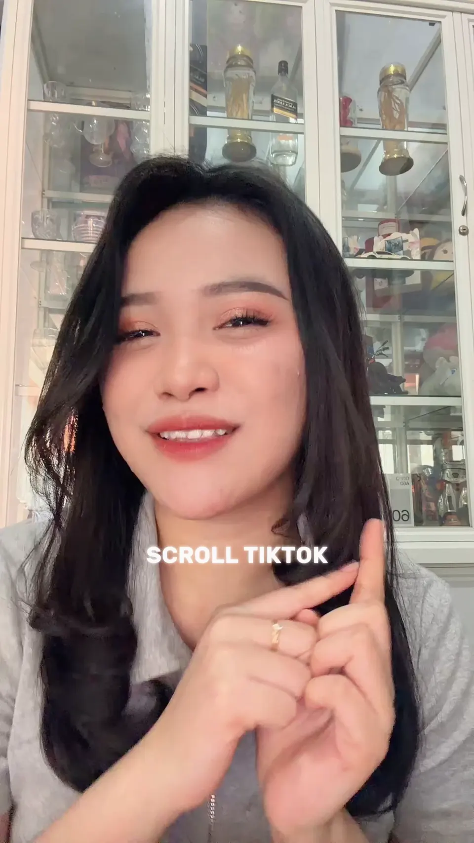 Cuplikan teknik cutaway b-roll penampilan panggung menyanyi dengan penekanan teks kinetik.